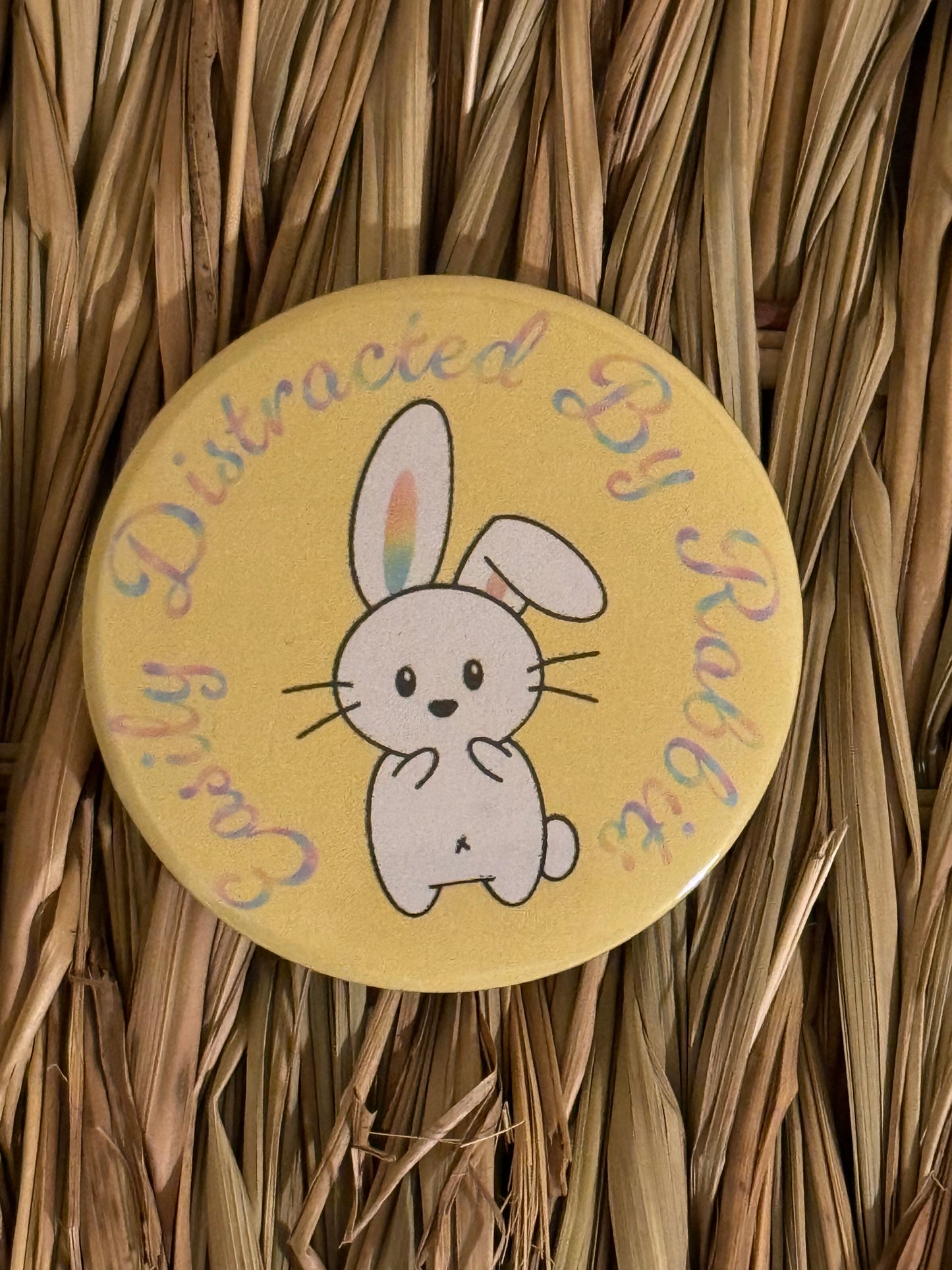 5.8cm pin badge - Easily distracted by rabbits